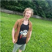 Sono un insegnante di yoga qualificato con anni di pratica alle spalle e ho esperienza nell'insegnamento (prima lezione gratuita)